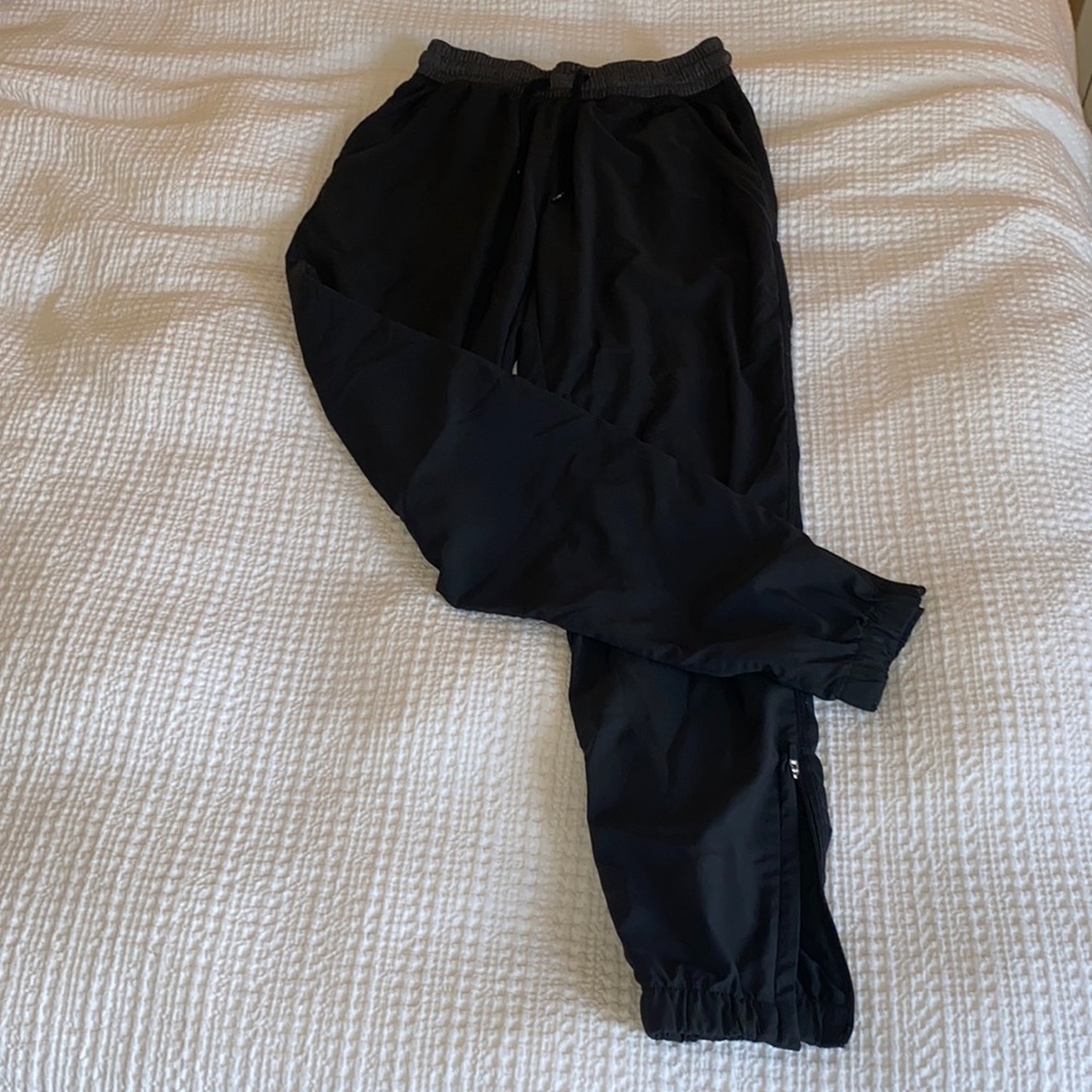 Small lined Nike joggers with pockets